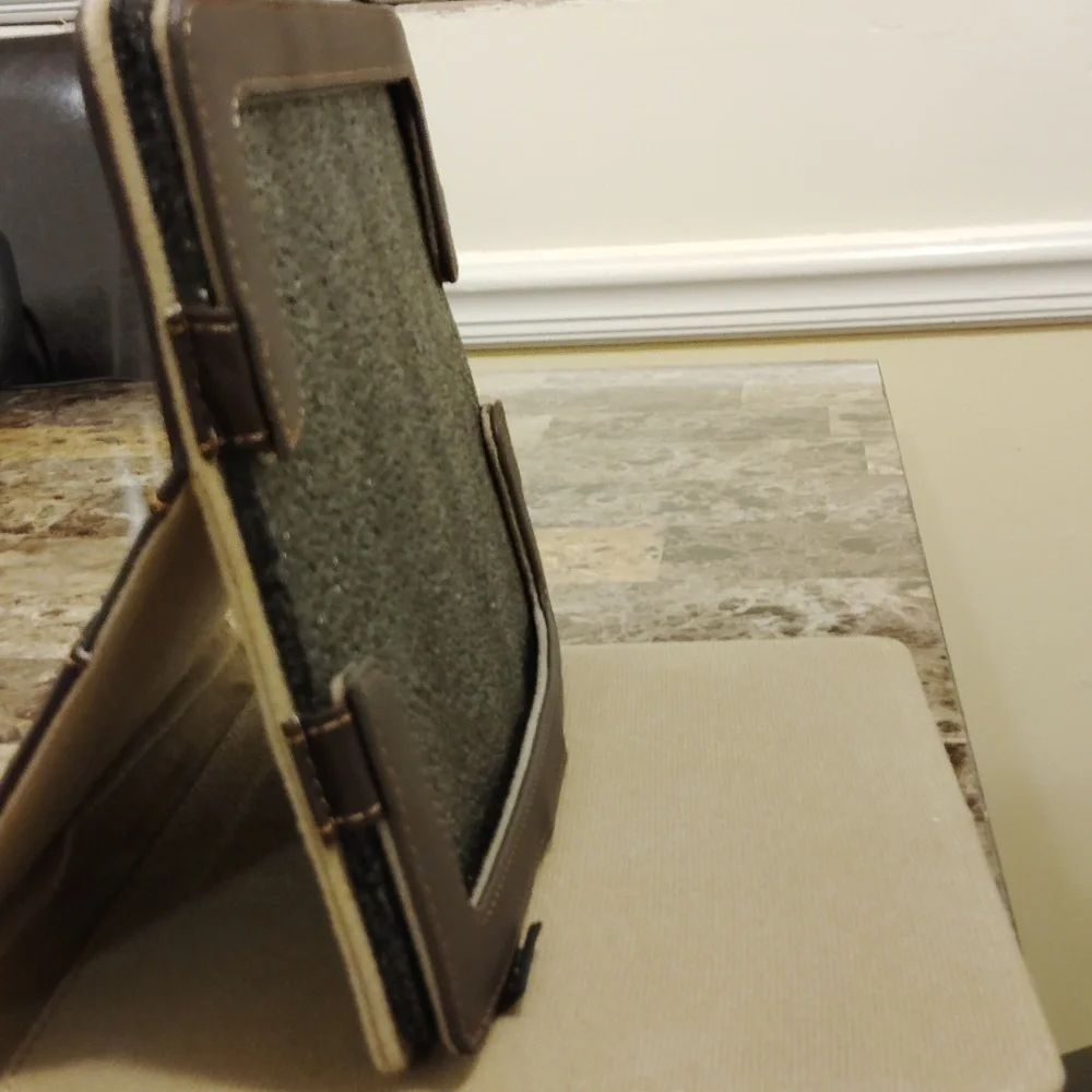 This is the Solo New York Premium Ascent Case for iPads.